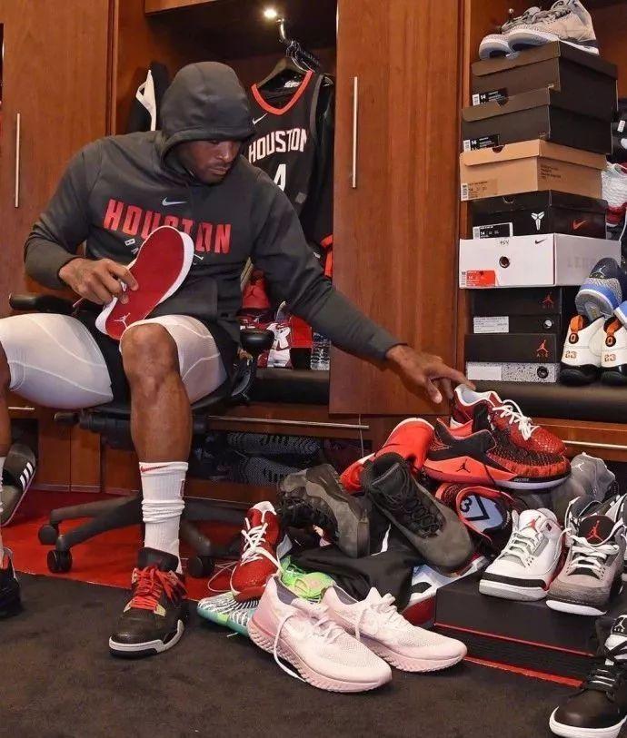 没有技巧全是感情，弗兰克告别演讲深情演唱《月亮代表我的心》